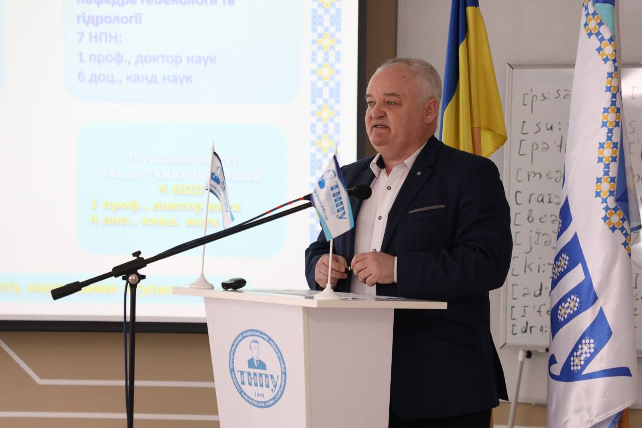 Dekan_heohrafichnoho_fakultetu_profesor_Andrii_Kuzyshyn_vystupaie_iz_dopoviddiu